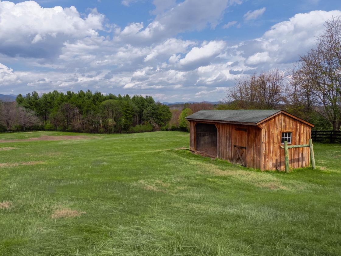 Modern log home and equestrian property with views - photo 9
