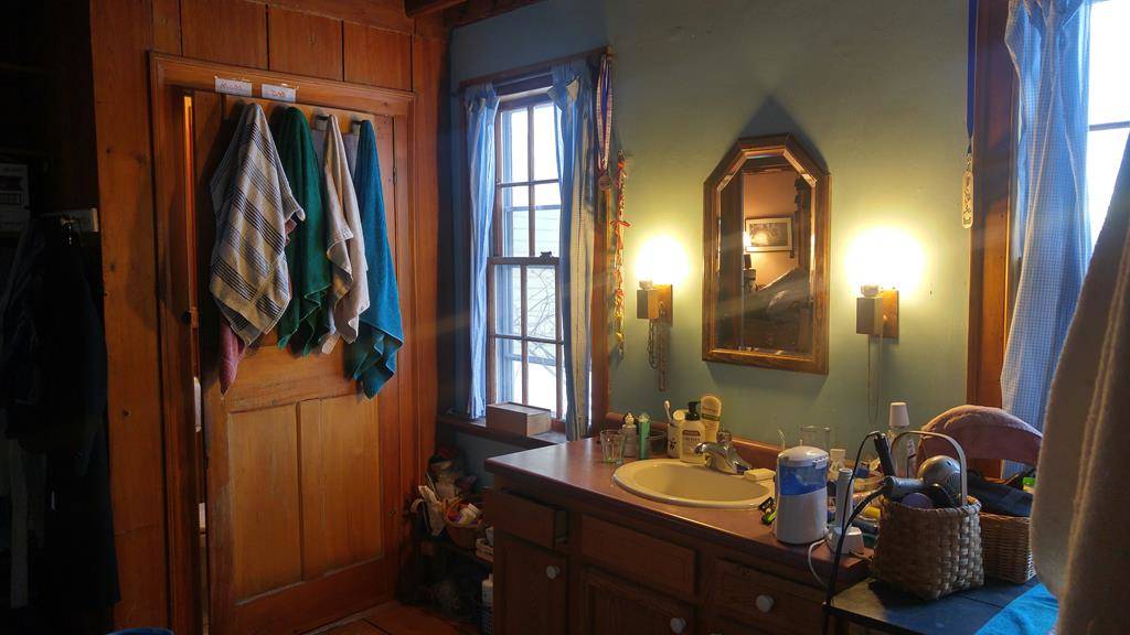 Classic antique centerchimney cape with large 2story, 3 stall barn