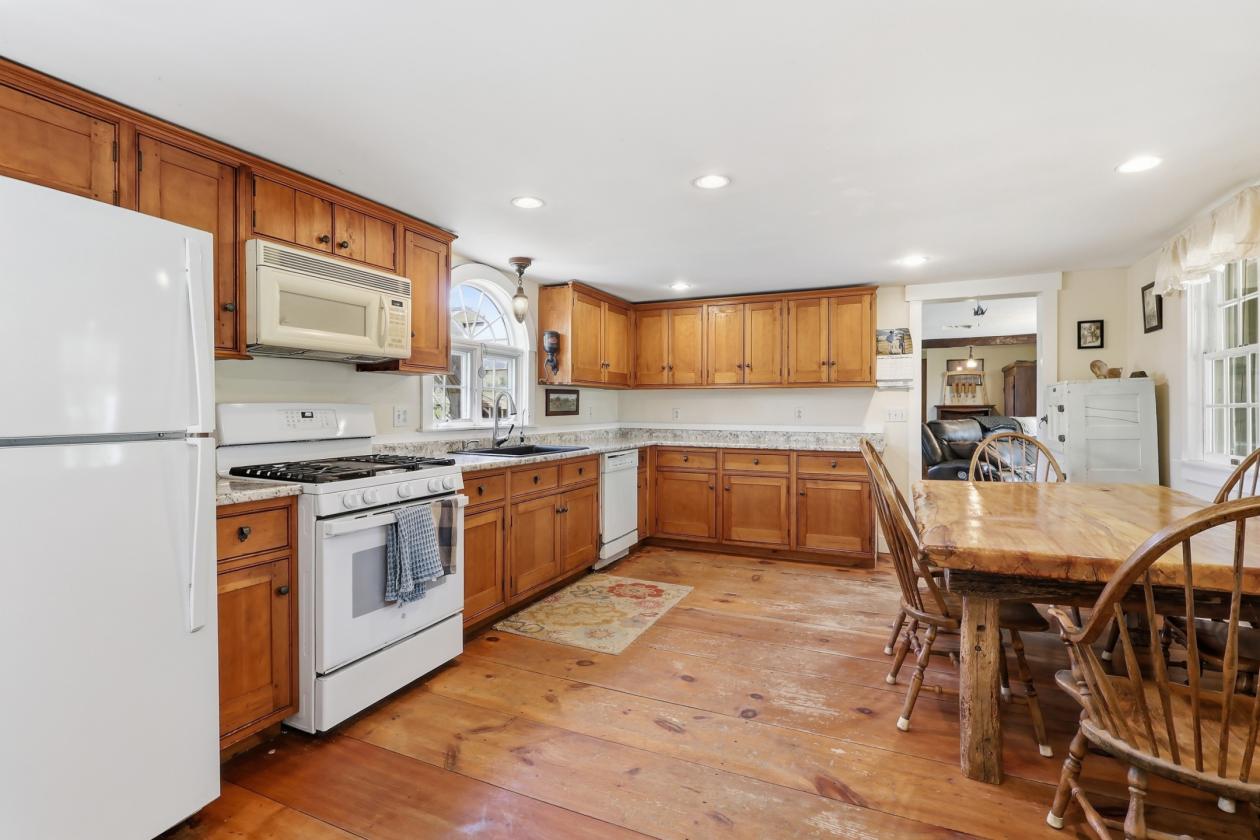 Equestrian Estate with Stunning Antique Farmhouse - photo 4