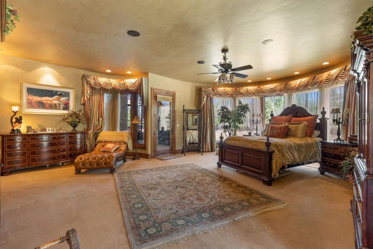 Extraordinary Estate in Pleasant Valley - photo 28
