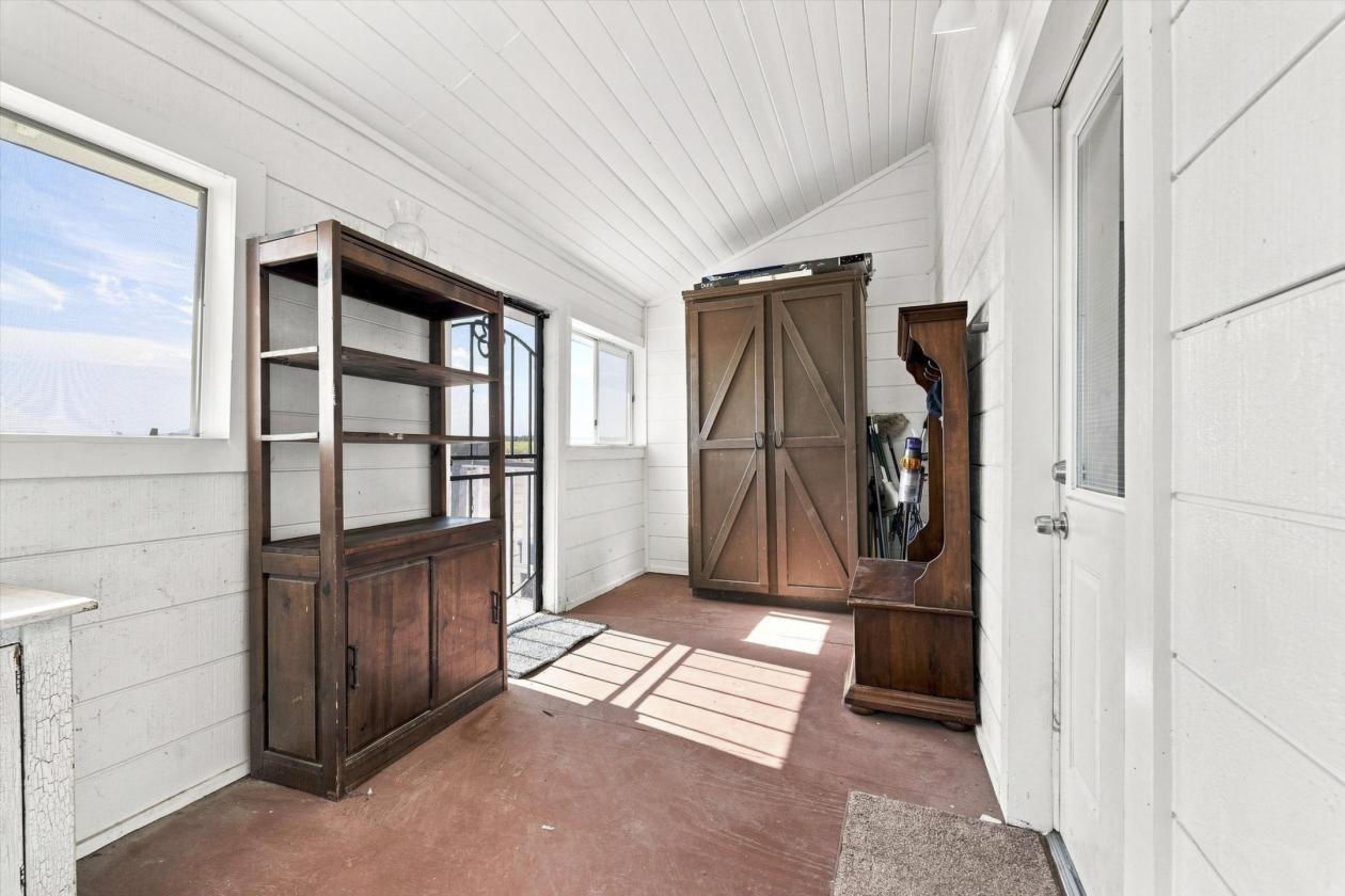 Luxury equestrian estate with a large riding arena - photo 20
