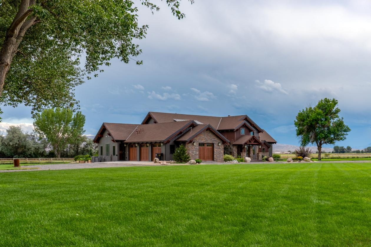 A Grand Wyoming Equestrian Estate Near Yellowstone - photo 8