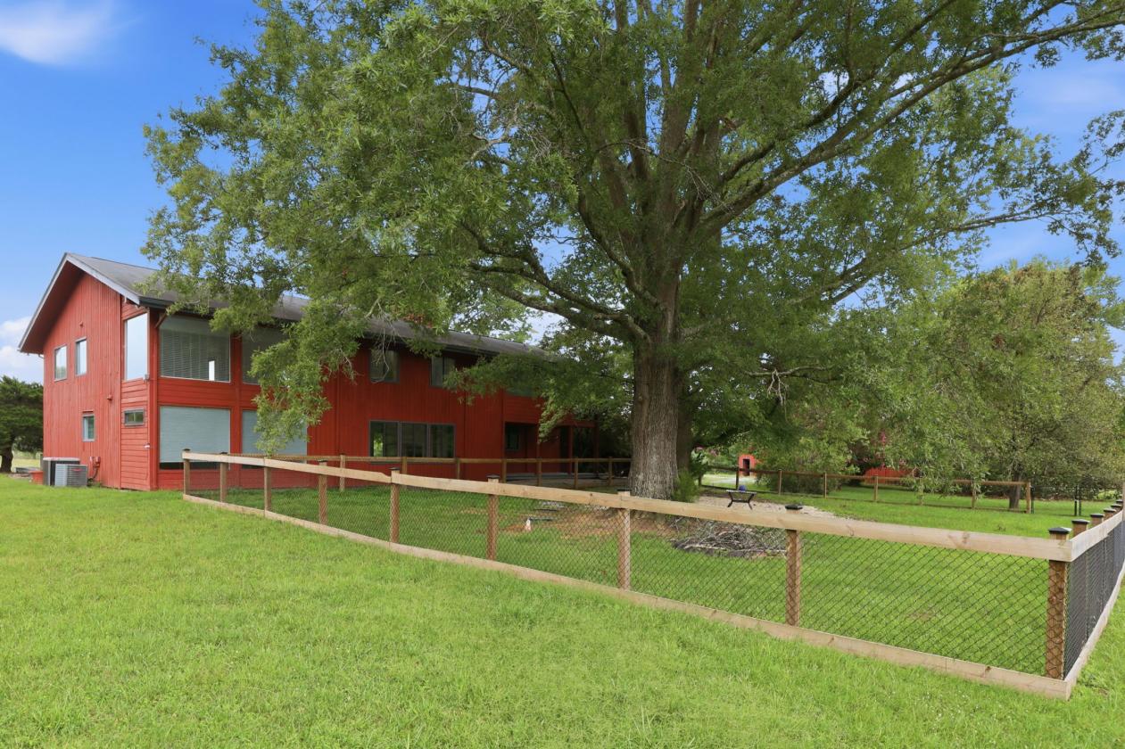 Grand Modern Farmhouse & Barn on almost 30 acres - photo 7