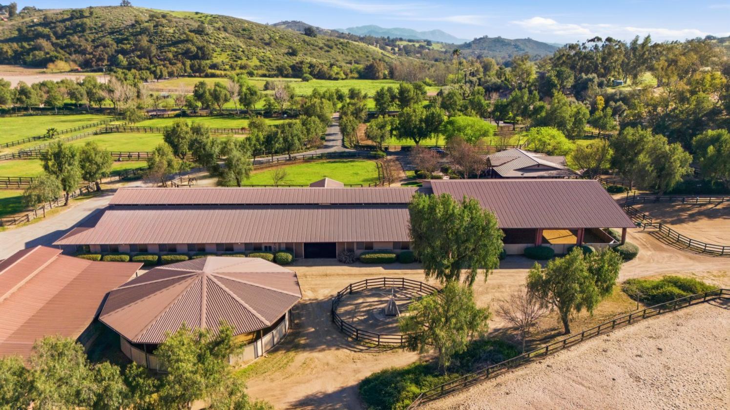 Luxury Equestrian Estate, Resort home, 352 Acres - photo 25