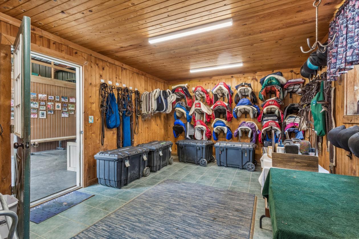 Cedar Valley Farms Indoor arena, 37 stalls, 40 acres - photo 13