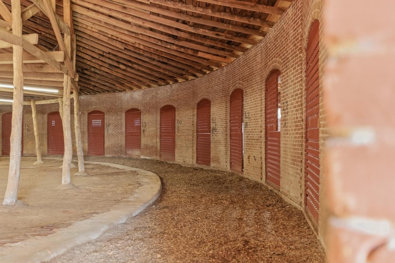 Rare Historic Round Polo Barn - photo 9