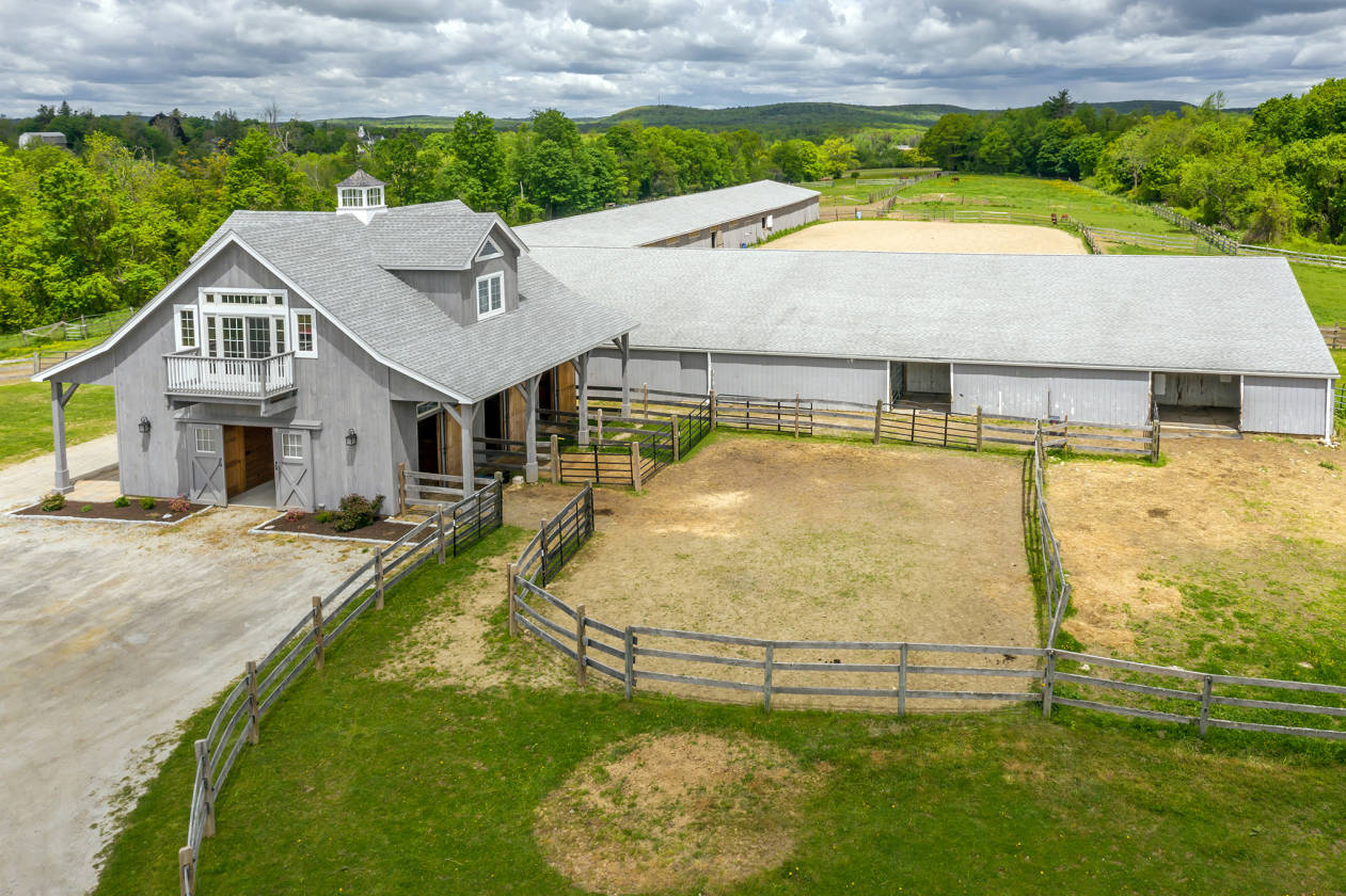 Pie Hill Farm with 6 paddocks, 21 stall barn, 2... Goshen, Litchfield