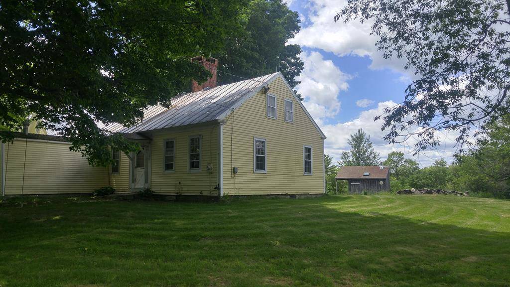 Classic antique centerchimney cape with large 2story, 3 stall barn