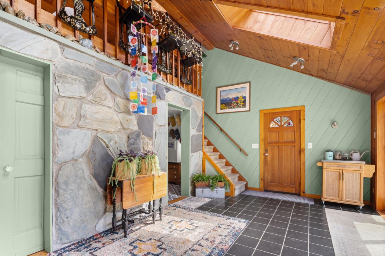 Charming 1914 farmhouse on a private horse farm - photo 26