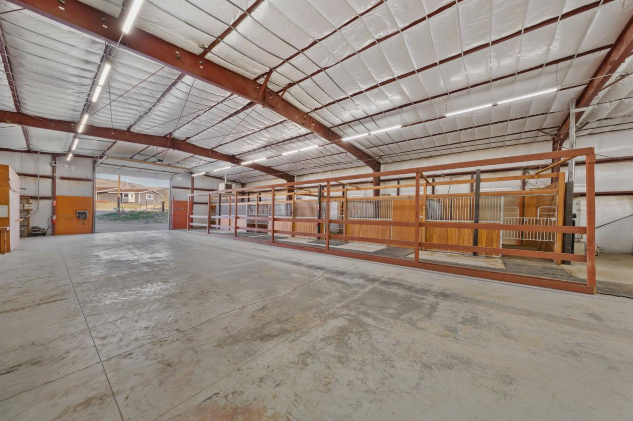 Turnkey equestrian estate w/3 homes and 360 views - photo 10