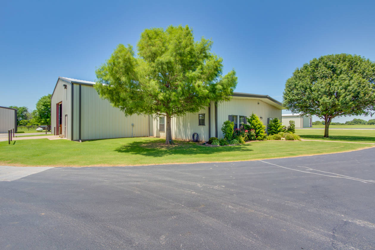 Luxury Estate w/ Guest House! Perfect For The Horse or... Goldsby