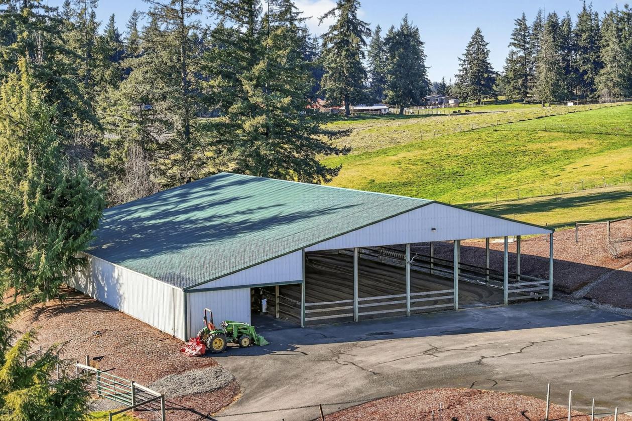 Custom Home on 10+Acres, Indoor Arena, 6 stalls - photo 26