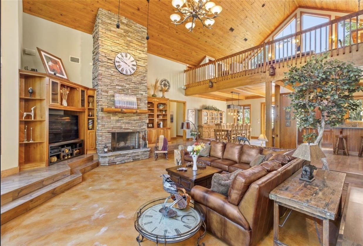 Gorgeous Island lot Estate - 5 stalls, 5 garages - photo 14
