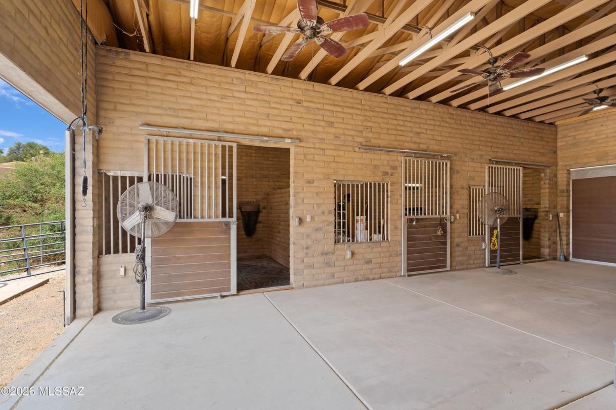 Private Ranch Estate with Stables - photo 6