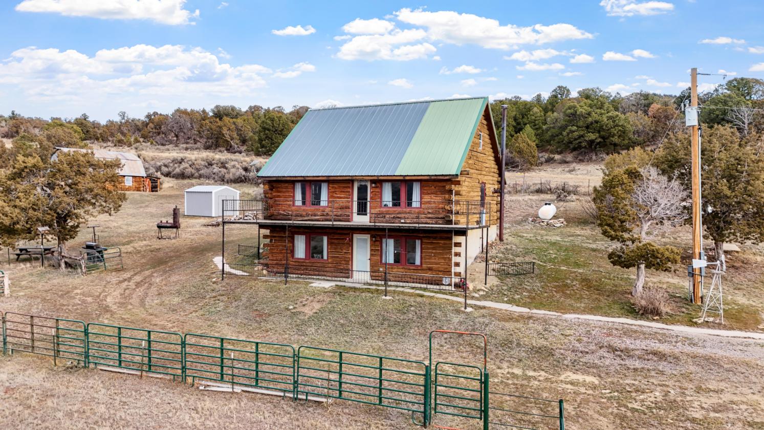 Rustic Log Cabin with Panoramic Views - photo 3