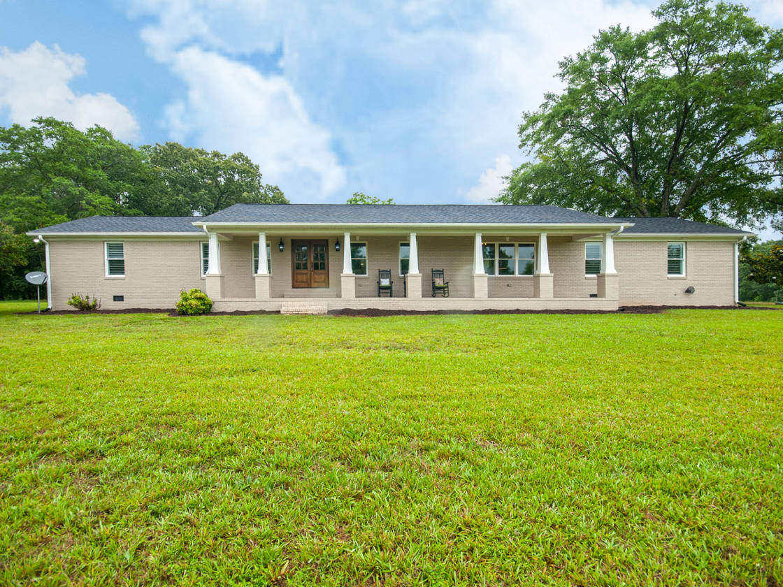 Ranch Style Home with 13.7 acres of SC pasture... Greenville, Greenville County