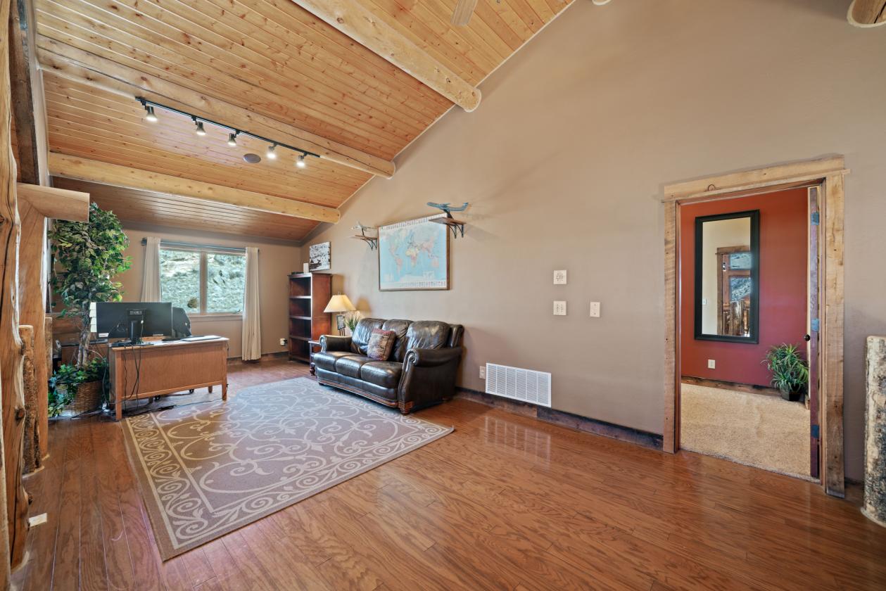 Dream log home on 20 Acres - Fenced & Ready - photo 15