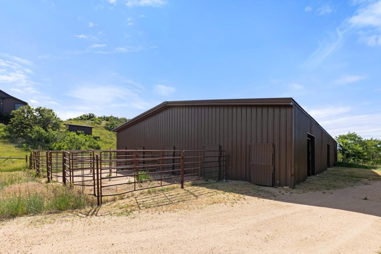 A Luxurious Equestrian Mountain View Estate! - photo 25