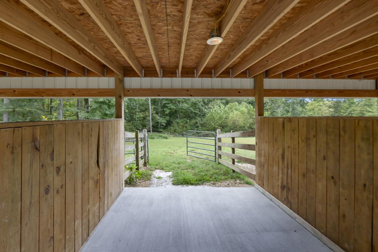 31 Acres, 5-Stall Barn & Luxury Home - photo 7