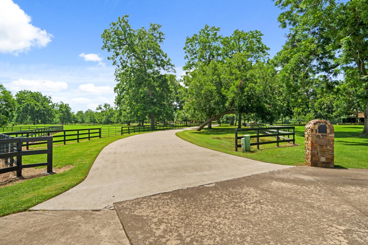 Extraordinary Estate on 7.8 Acres, 6-Stall Barn, & Dressage Arena - photo 30