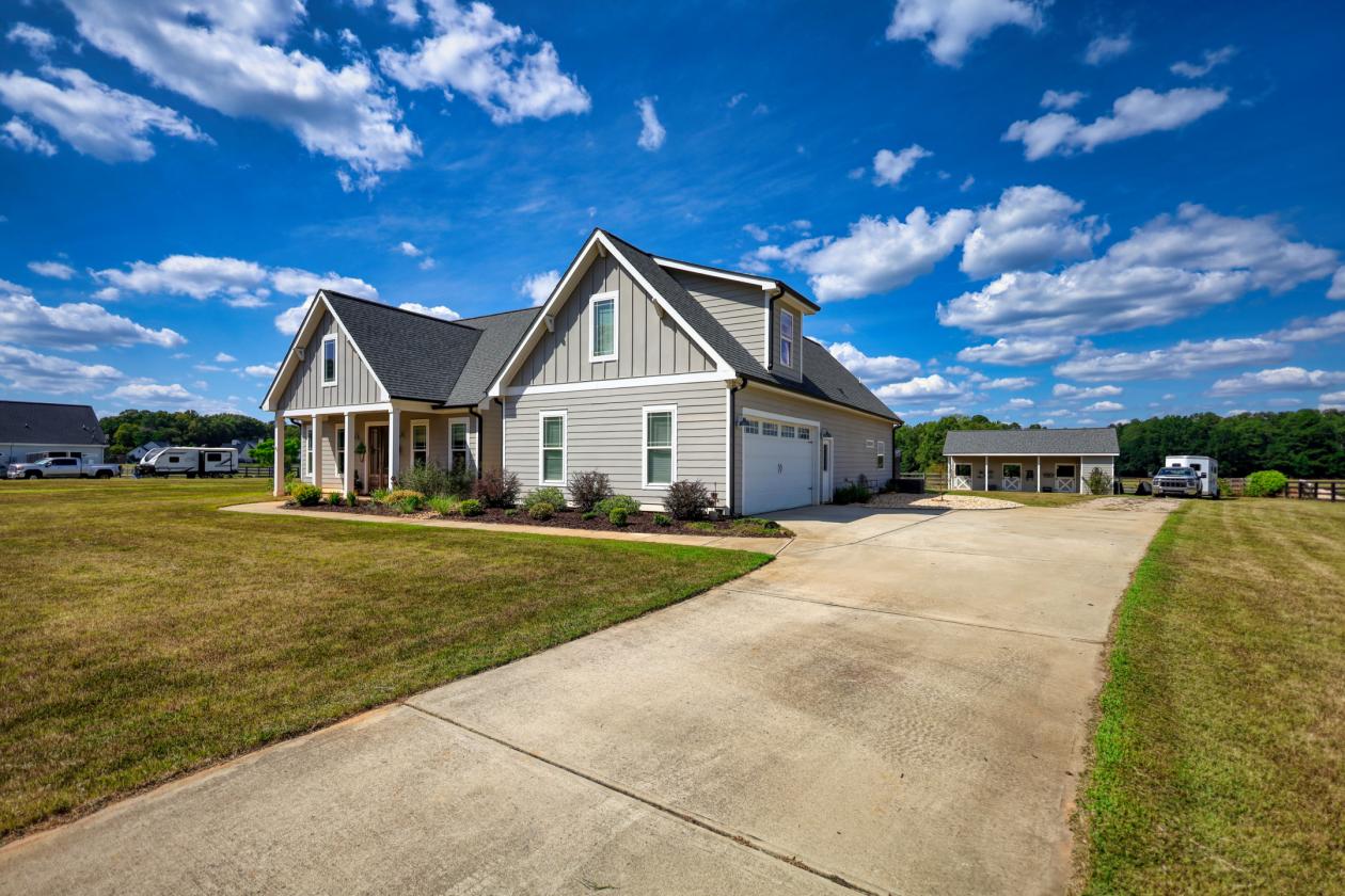 Modern ranch home on 5ac, 3 stall barn - photo 3