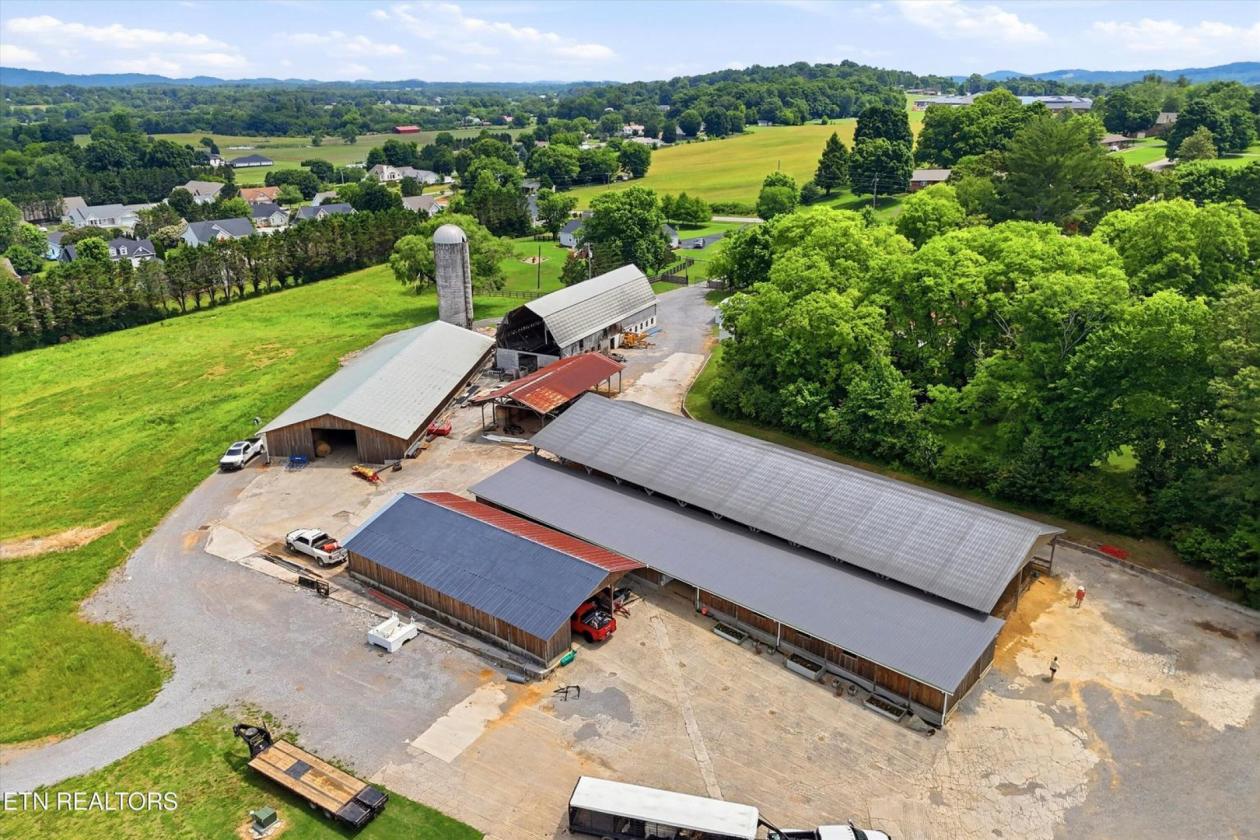 Exceptional horse ranch on 52 acres - photo 19