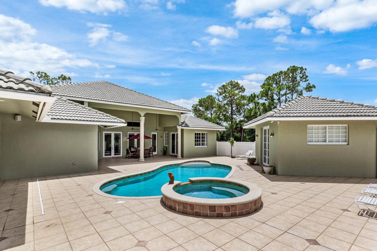 Spectacular 20-Stall Equestrian Estate on 6.34 Ac - photo 22
