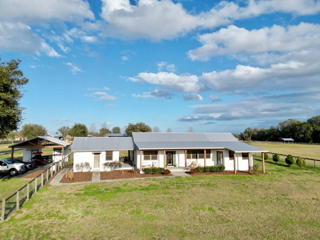 A picture-perfect equestrian estate - photo 3