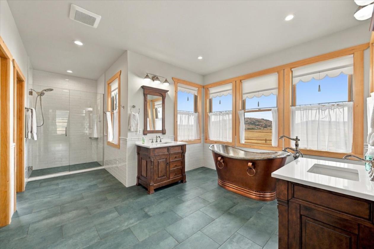 Bring Horses to gorgeous views and custom home! - photo 19
