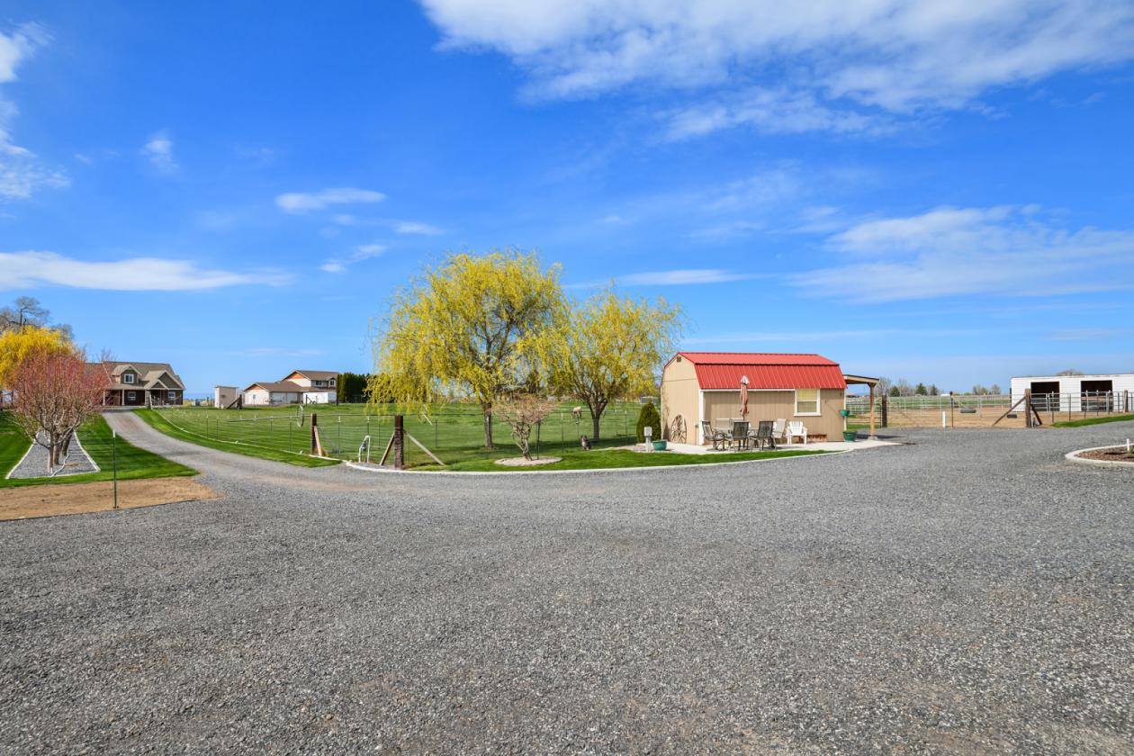 LAKEFRONT EQUESTRIAN ESTATE- TURNKEY, MULTI-USE - photo 19