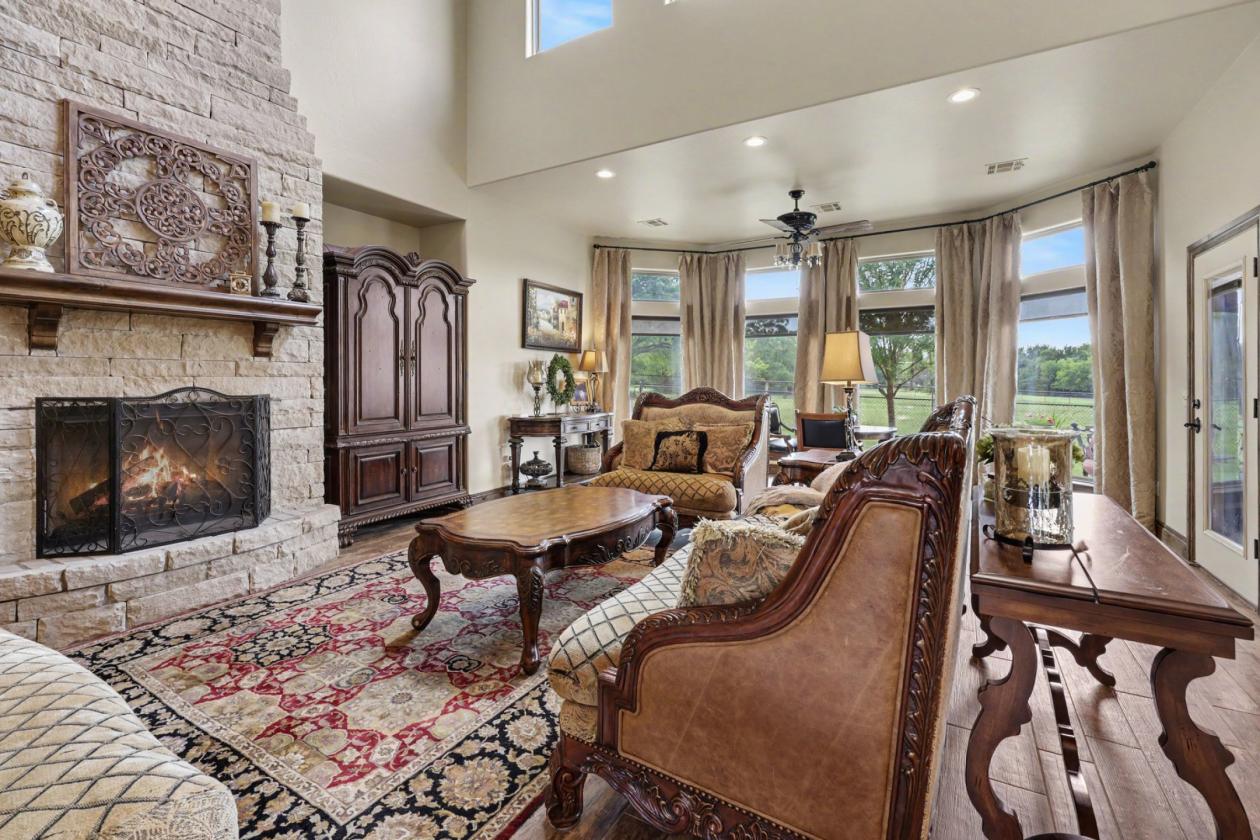 2 Homes 5 Acre Horse Property with Beautiful views - photo 4