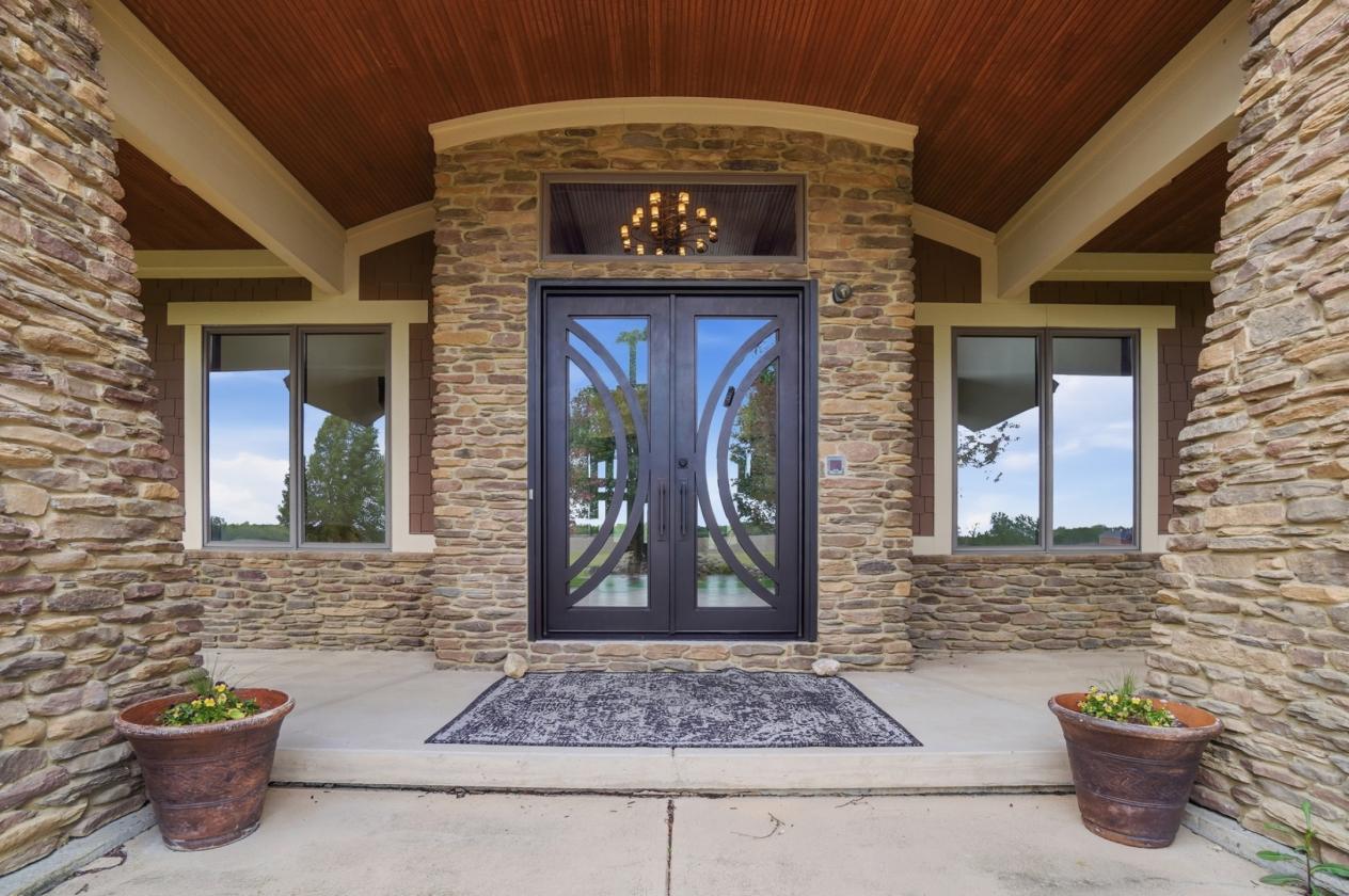 ASPEN-INSPIRED ESTATE ON 28 ACRES BACKS TO LAKE - photo 16