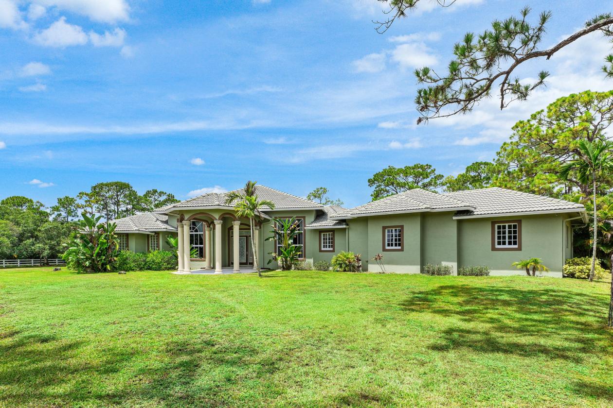 Spectacular 20-Stall Equestrian Estate on 6.34 Ac - photo 3