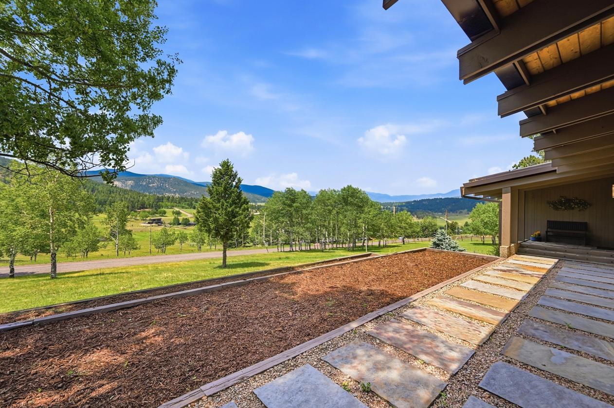 MCM Architecture & Mountain Views! - photo 5