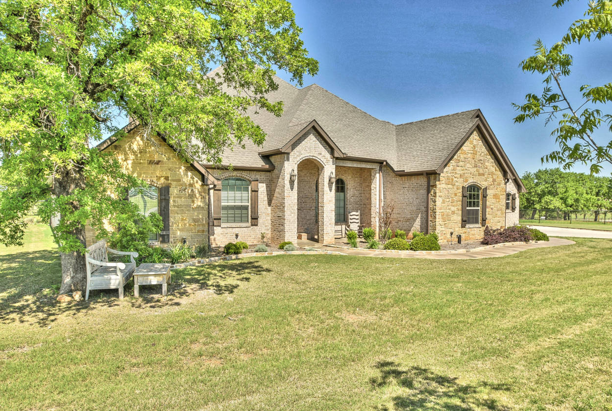 Fabulous home perfect for the family that wants country living