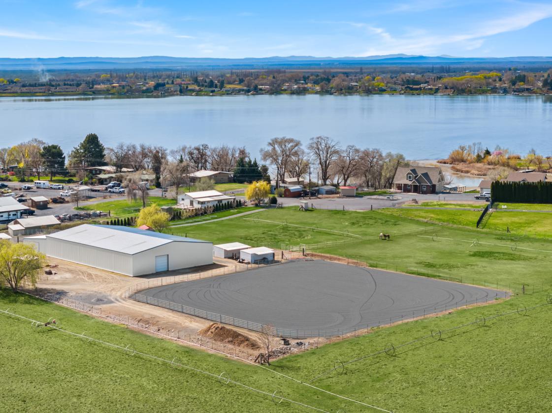 LAKEFRONT EQUESTRIAN ESTATE- TURNKEY, MULTI-USE - photo 25
