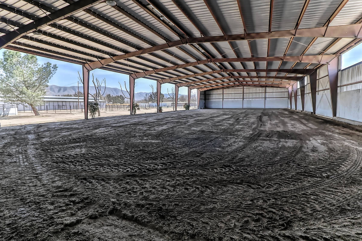 Equestrian Estate with 4 Barns, 3 sided covered arena &... Hesperia, San Bernardino County