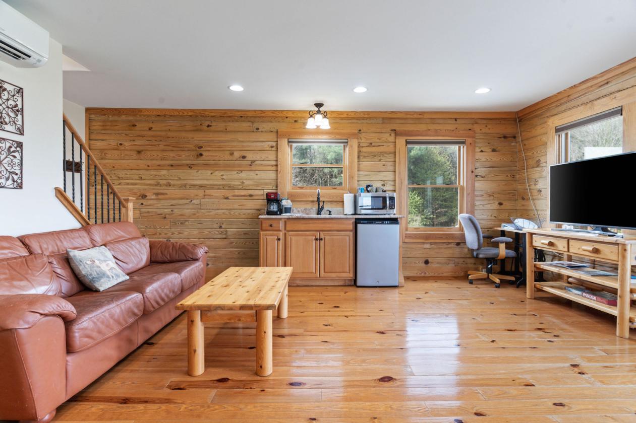 Modern log home and equestrian property with views - photo 29