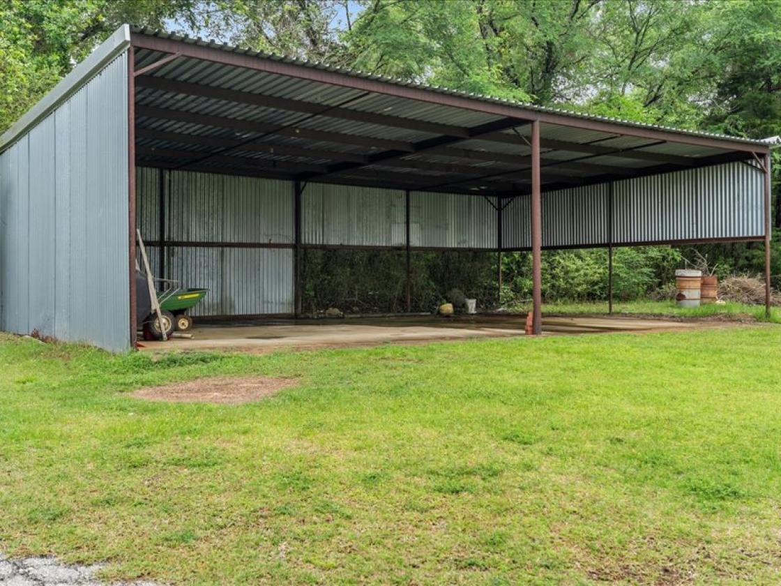 Horse property with breathtaking views - photo 19