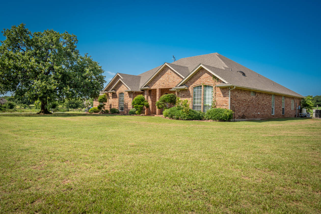 10 acre horse property with 10 stall horse barn and... Cleburne