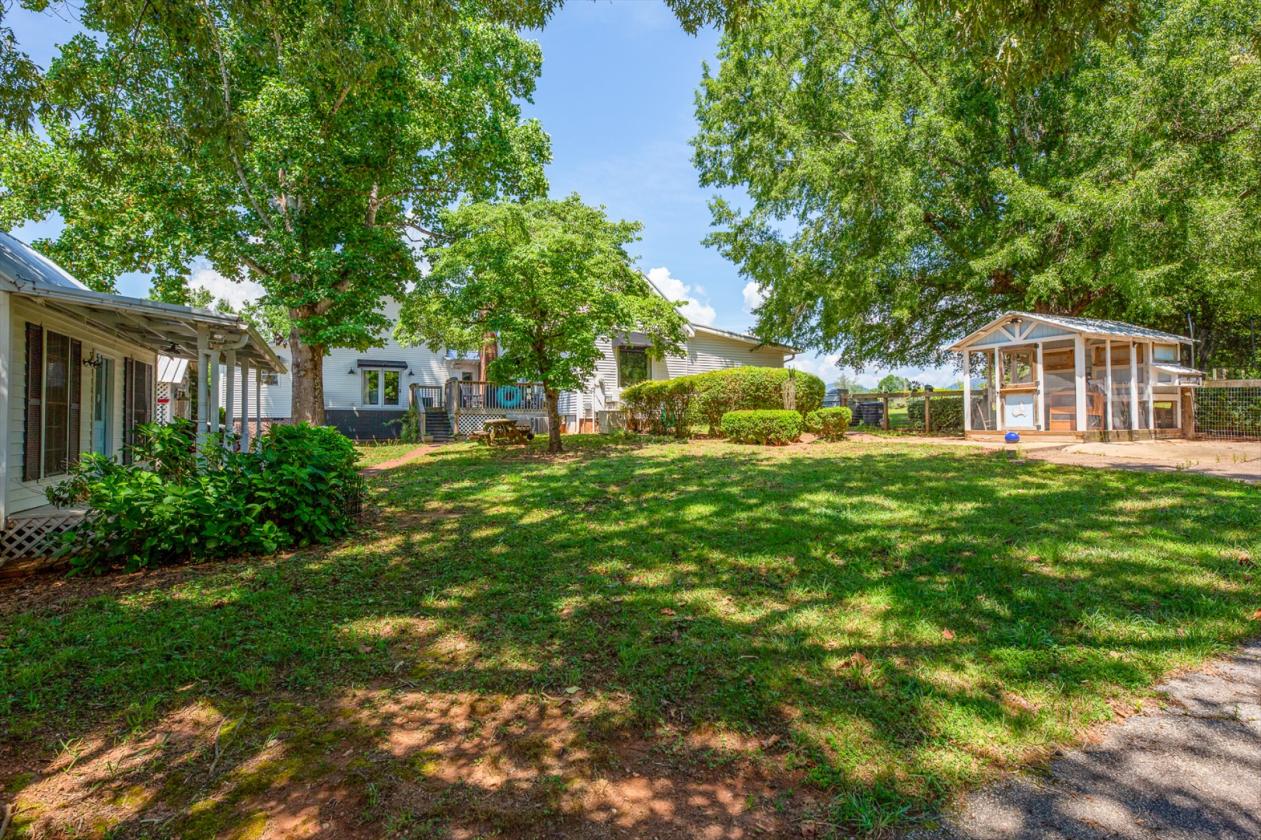 Gorgeous equestrian estate with 2 homes!! - photo 9