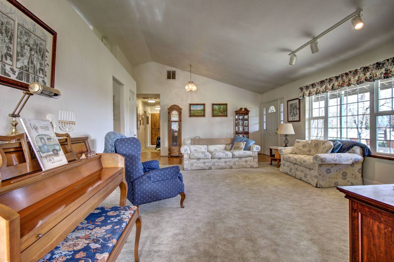 Southern Oregon Equestrian Estate Medford, Jackson County, Oregon