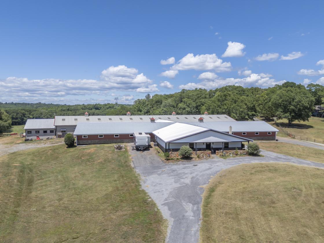 Luxury Horse Farm | 29 Stalls | Indoor Arena - photo 12