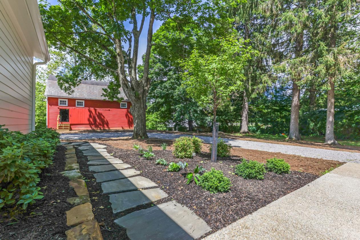 Restored 1885 Italianate Farmhouse on 7 Acres - photo 8