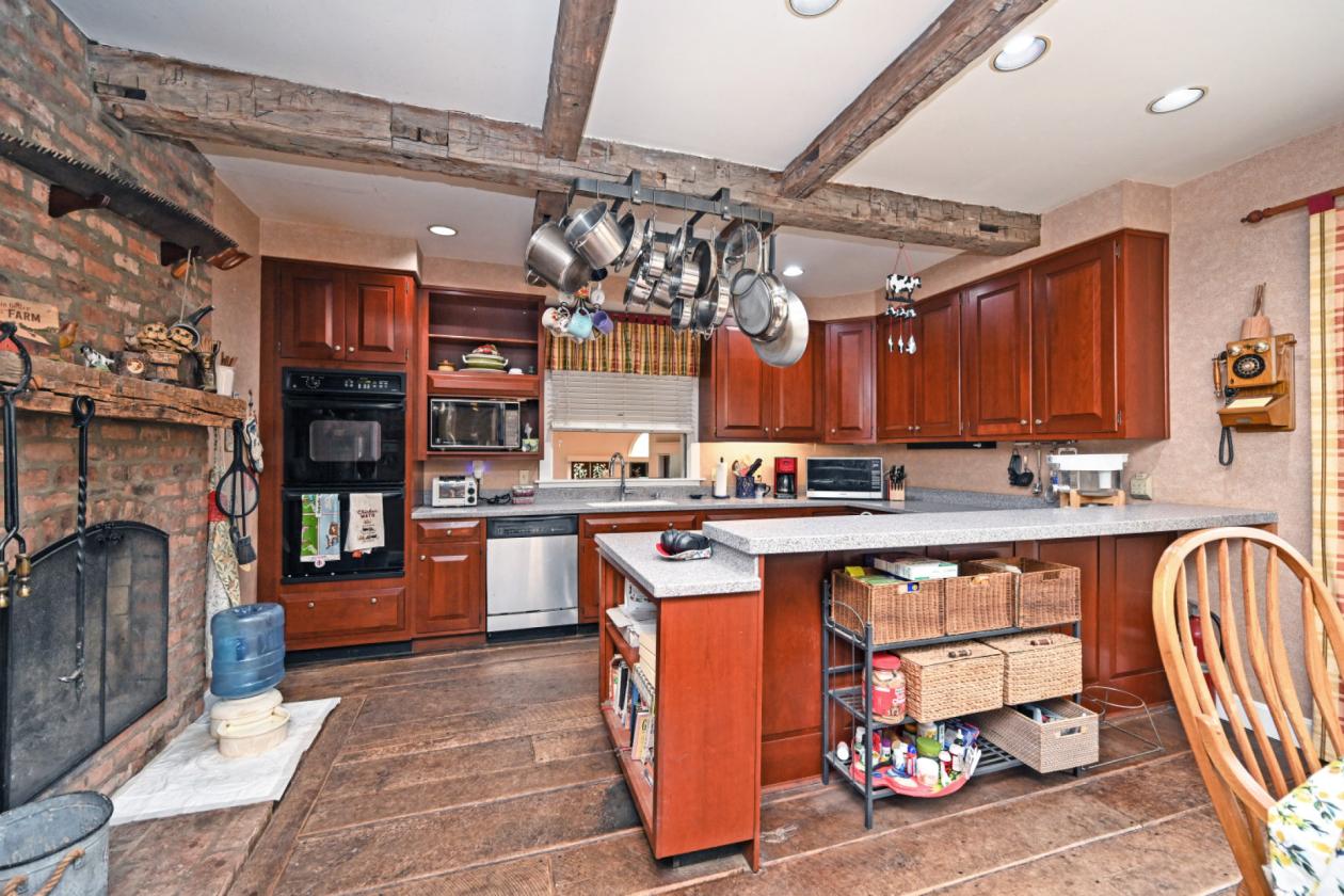 Luxury Equestrian Horse Ranch w/ 6-stall barn! - photo 19