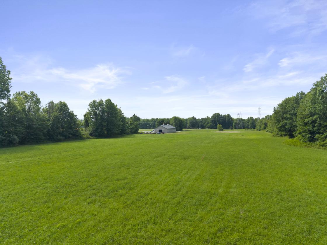 Luxurious Equine Property 27.9 acres Big New Barn - photo 6