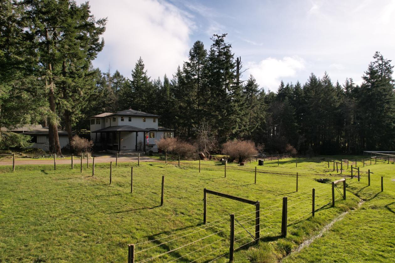 Salt Spring Island Hobby Farm Perfect for Horses!! - photo 1