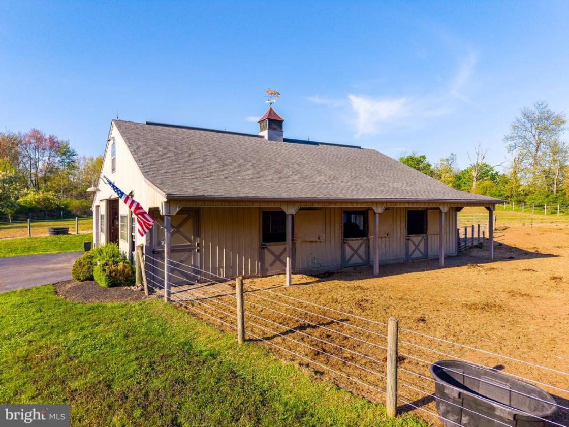 Luxury Equestrian Estate with 4-Stall Barn & Arena - photo 23