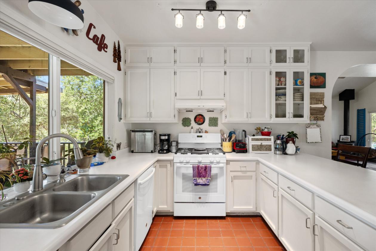 Charming Home on 12 Acres - photo 9