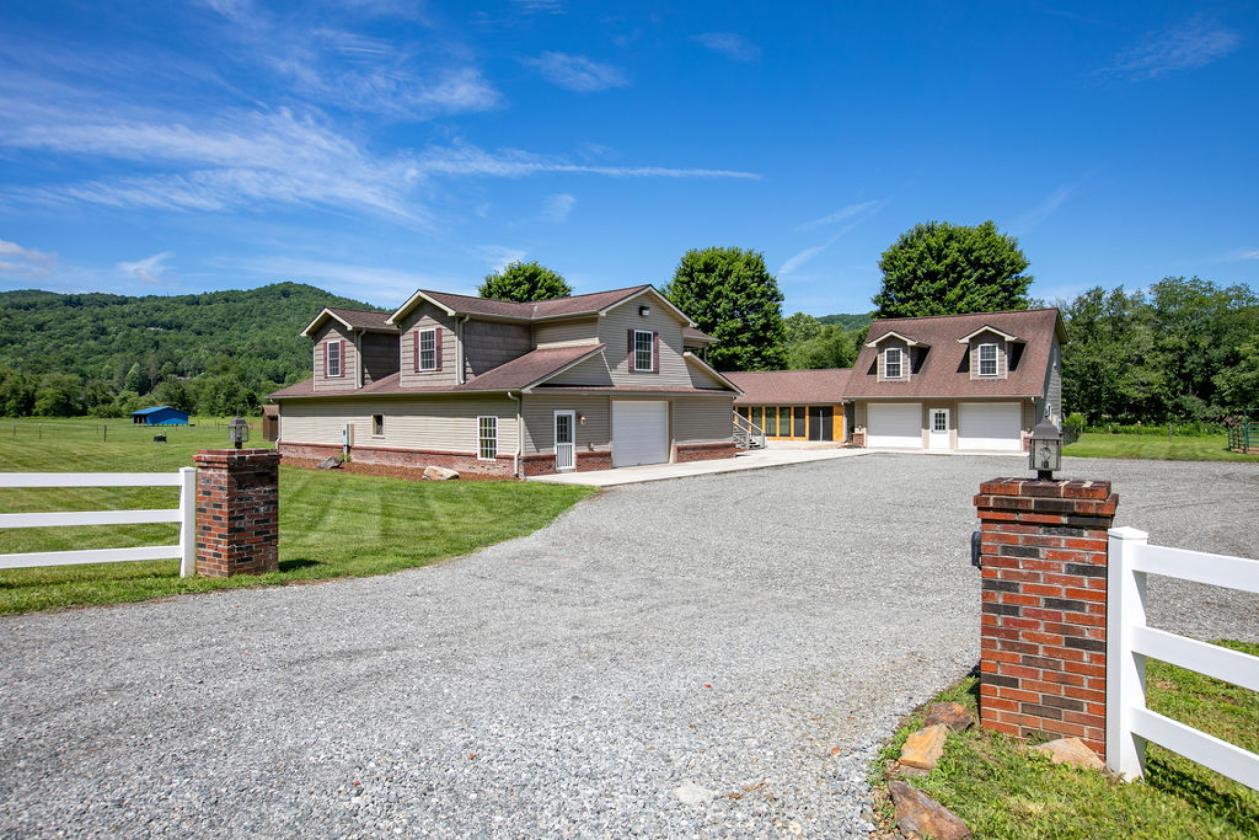 Stunning Equestrian Estate on 17 Acres - photo 4